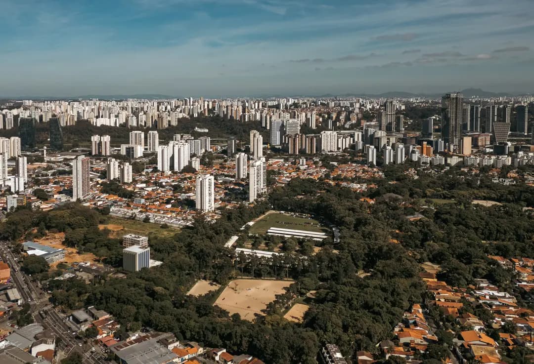 Jardim da Hípica Lavvi - Vista aérea do complexo em Santo Amaro com piscinas e área verde (Jardins da hípica)